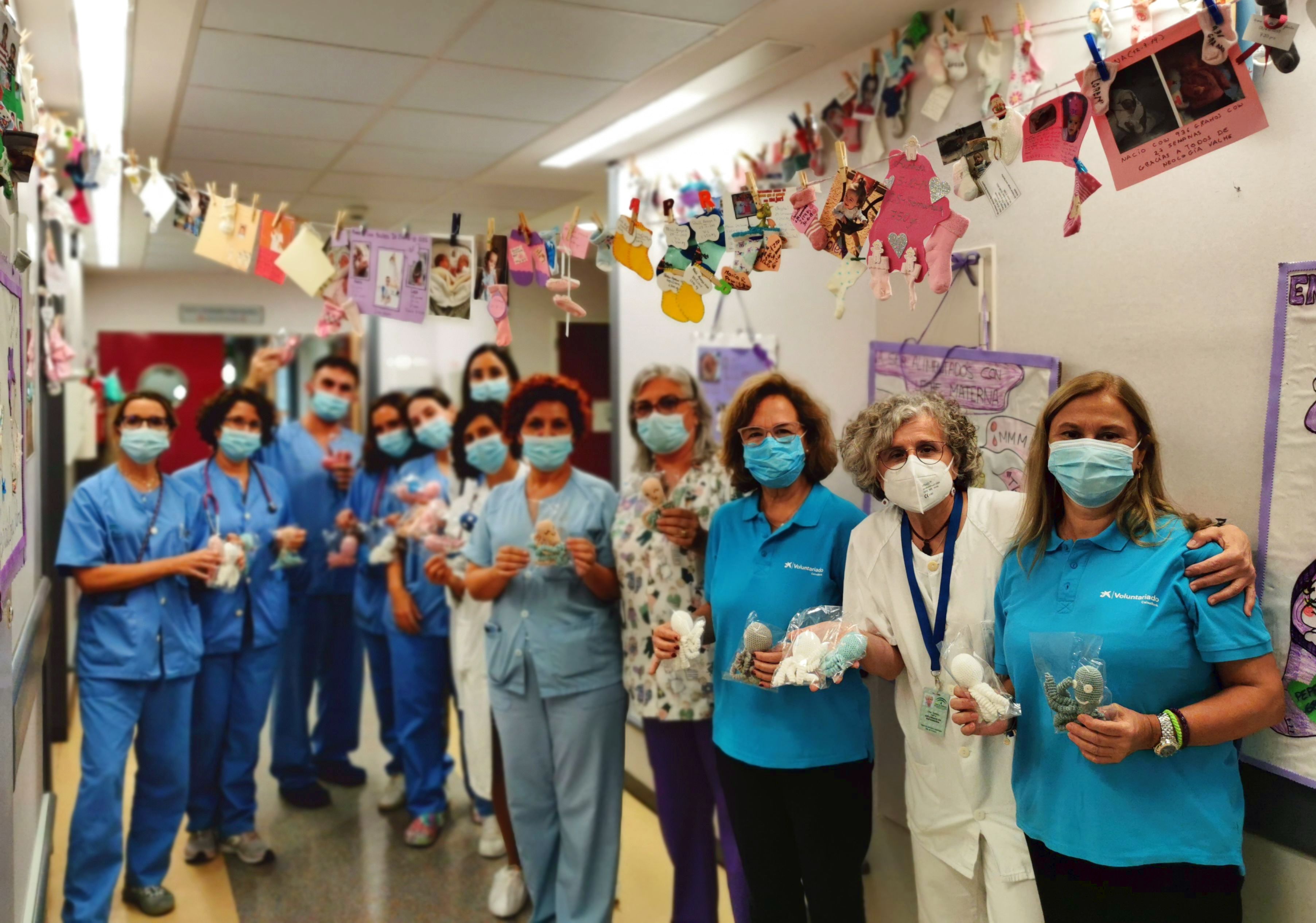 El Hospital de Valme recibe la donación de pulpos de croché del `Grupo Tejer Esperanza´ para sus neonatos hospitalizados