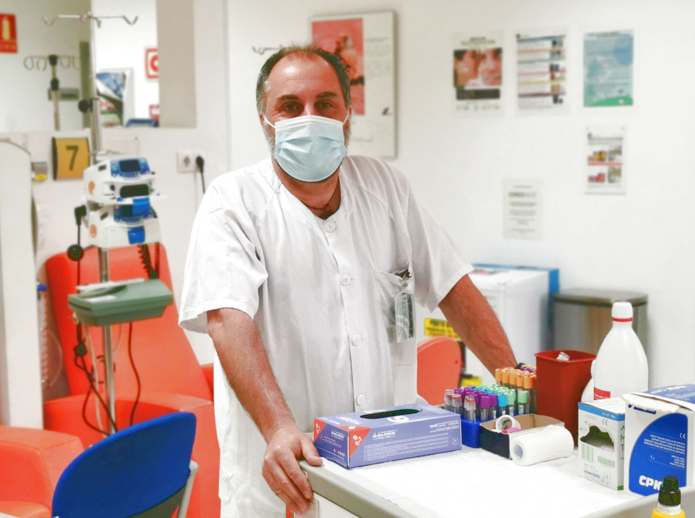 El enfermero del servicio de Oncología del Hospital de Valme, David Pérez Martínez, premiado por la Asociación Española Contra el Cáncer
