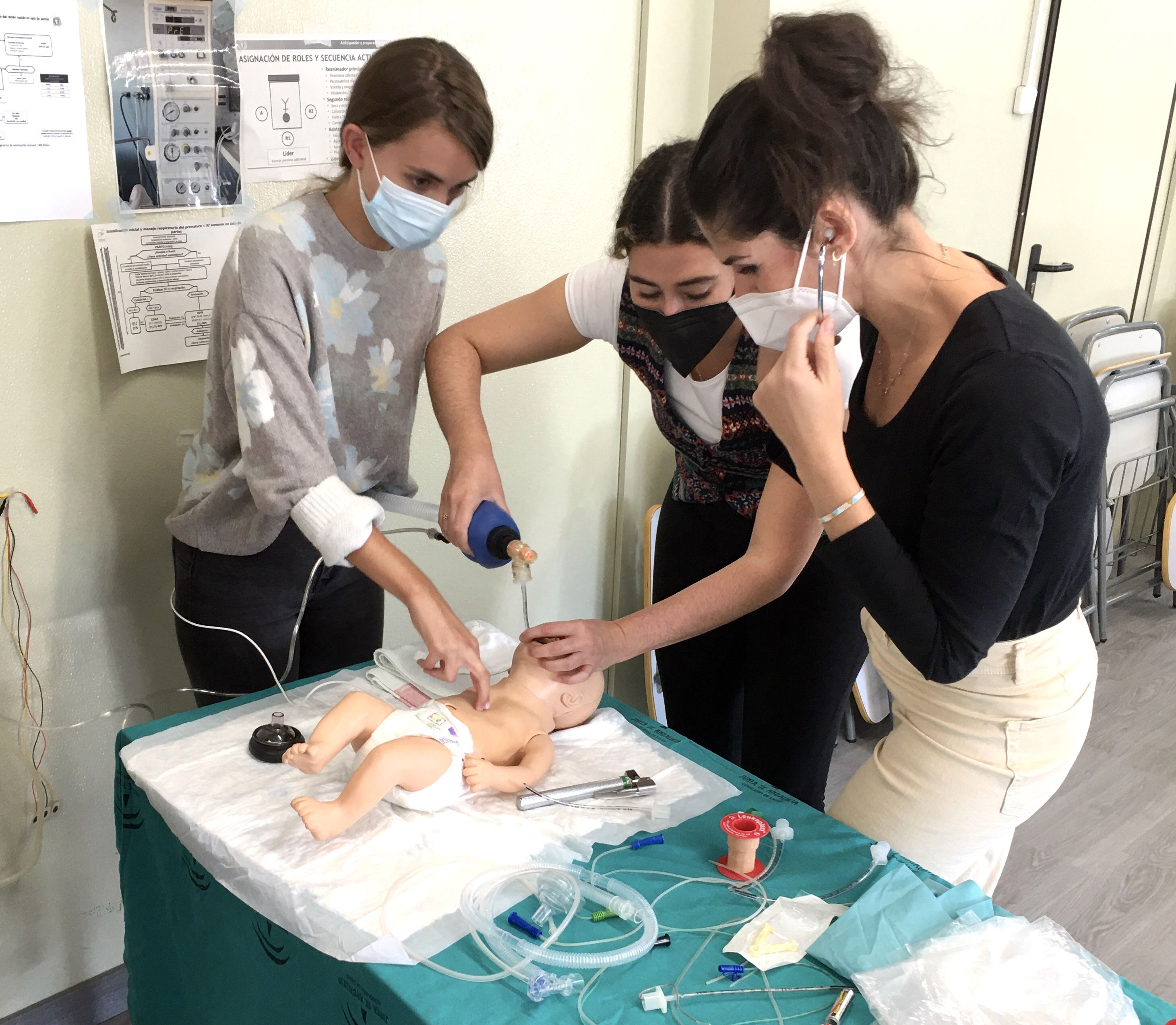 Neonatólogos del Hospital de Valme forman a una veintena de profesionales en Reanimación Cardiopulmonar Neonatal