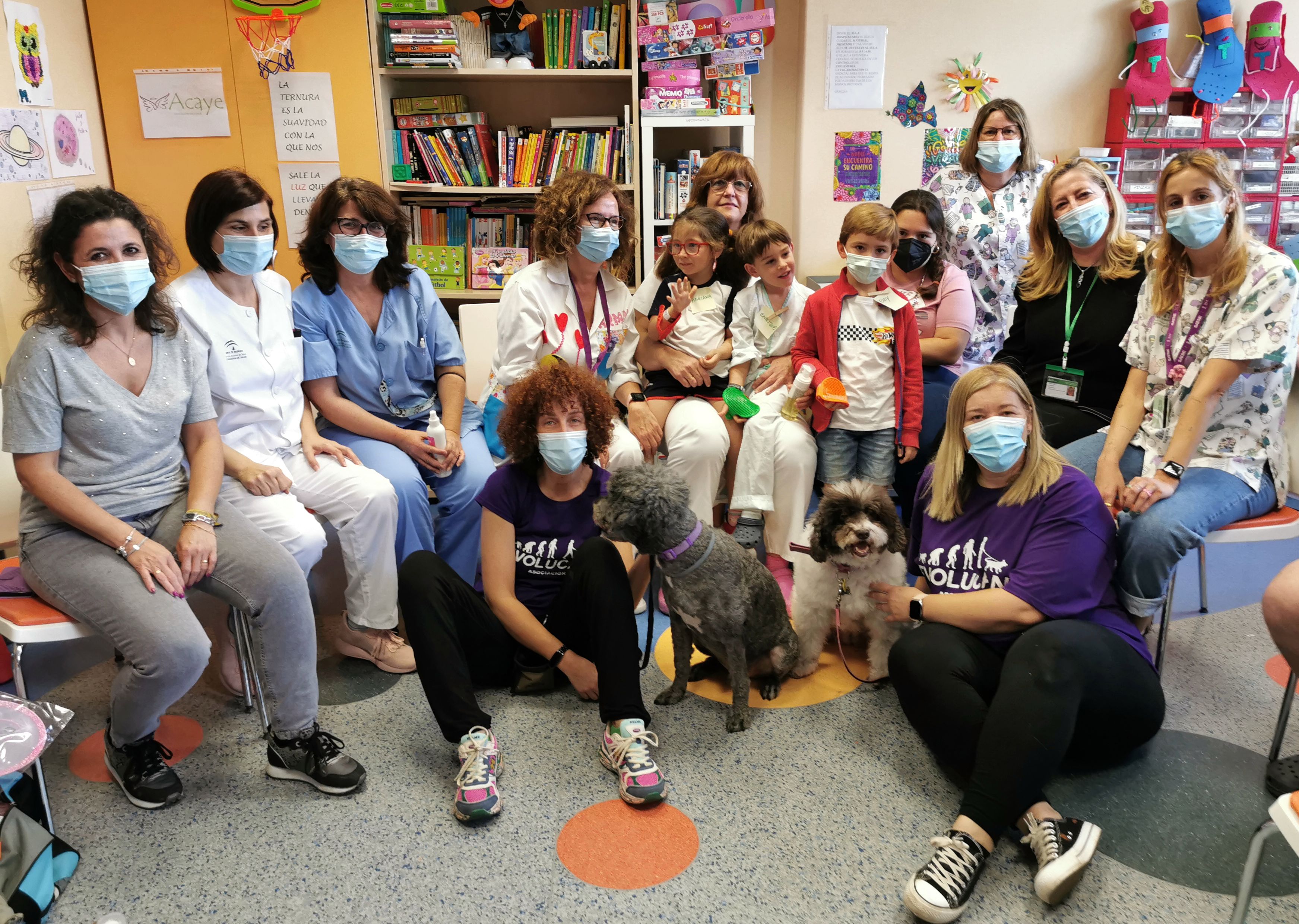 Pediatría del Hospital de Valme celebra una actividad de terapia asistida con animales mediante la colaboración de la `Asociación Evolucan´ Pediatría del Hospital de Valme celebra una actividad de terapia asistida con animales mediante la colaboración de la `Asociación Evolucan´